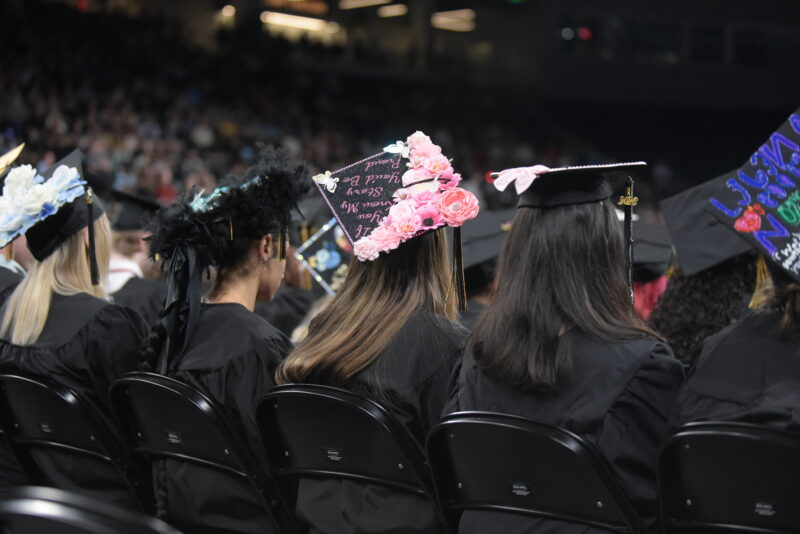 chicas con birretes de graduación