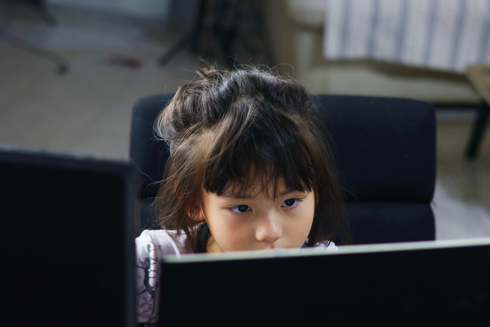 Chica mirando el ordenador... Getty Images